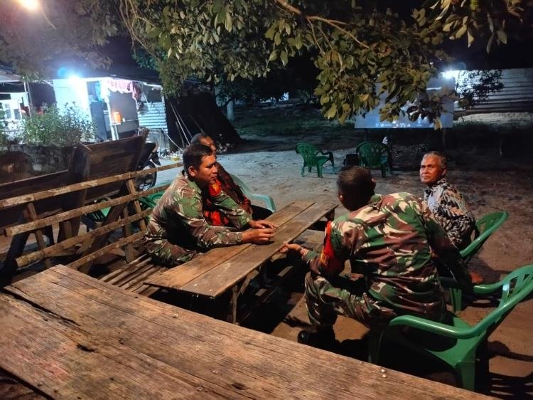 Aktifkan Kembali Pos Ronda Malam, Personil Koramil 0321-06/TM Rohi Dan Ormas PP Ajak Warga Patroli Lingkungan