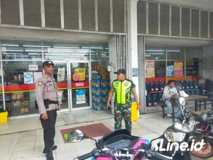 Jamin Keamanan Wilayah Teritorial, Personil Koramil 0321-06/TM Rohil Dan Personil Polsek Pujud Lakukan Patroli Ke tempat Keramaian