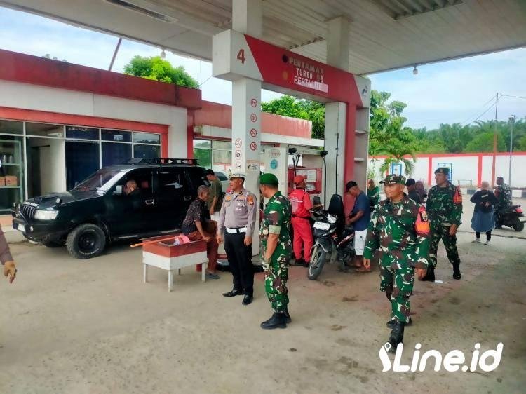 Wujudkan Sinergitas TNI-Polri, Pesonil Koramil 0321-06/TM Rohil Dan Personil Polsek Pujud Patroli Ketempat Keramaian Selama Nataru