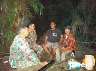 Cek Pos Siskamling Wilayah Desa Binaan, Personil Koramil 0321-06/TM Rohil Dan Ormas PP Lakukan Patroli Bersama