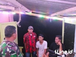 Ajak Warga Hidupkan Pos Ronda, Personil Koramil 0321-06/TM Rohil Dan Ormas PP Lakukan Patroli Bersama Pada Malam Hari