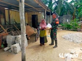 Berikan Paket Sembako, Personil Koramil 0321-06/TM Rohil Jalankan Jumat Barokah Didesa Binaan