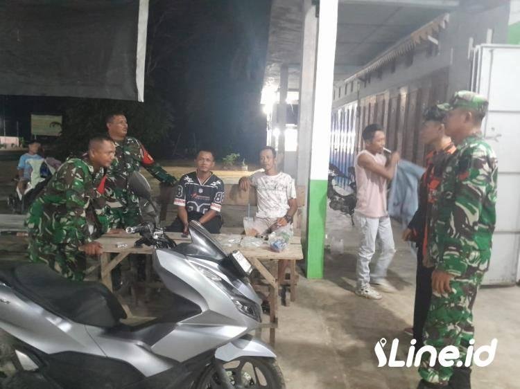 Bersama Dengan Warga Sekitar, Personil Koramil 0321-06/TM Rohil Dan Ormas PP Patroli Siskamling