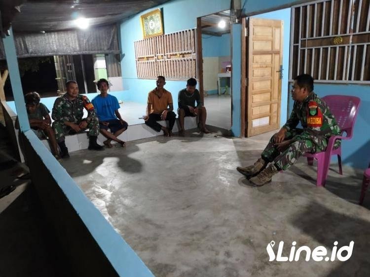 Wujudkan Ketertiban Antar Warga, Personil Koramil 0321-06/TM Rohil Dan Ormas PP Datangi Pos Ronda Malam Saat Patroli
