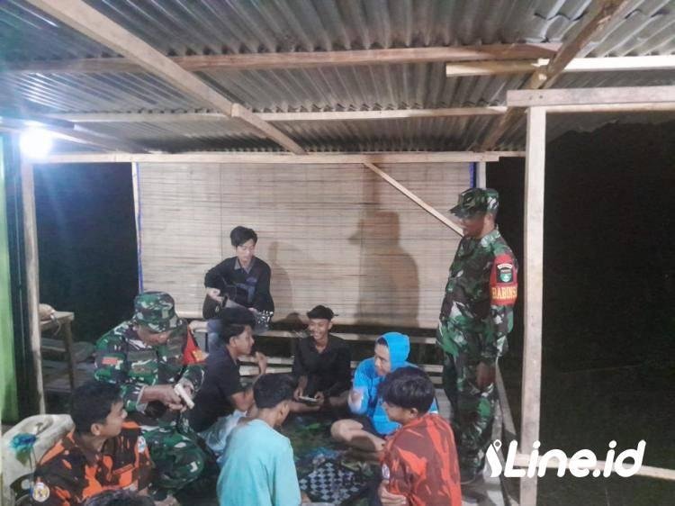 Kompak Bersama Warga Setempat, Personil Koramil 0321-06/TM Rohil Dan Ormas PP Rutin Melaksanakan Patroli Siskamling