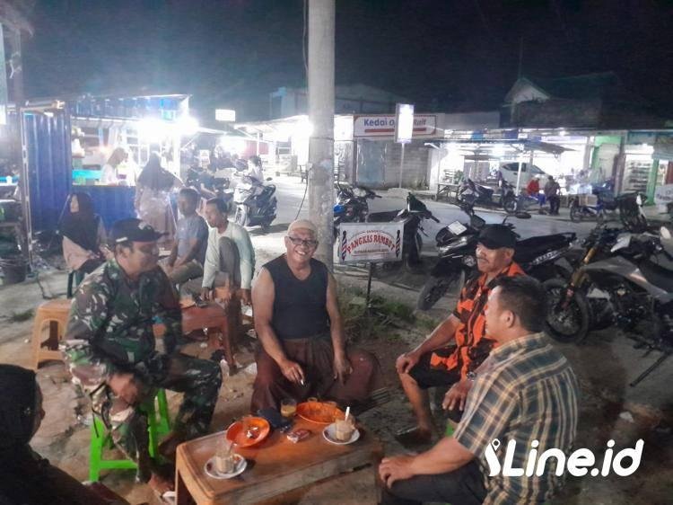Sebagai Wujud Nyata Dalam Menjaga Ketertiban Dan Kenyamanan Warga, Personil Koramil 0321-06/TM Rohil Dan Ormas PP Lakukan Patroli Malam