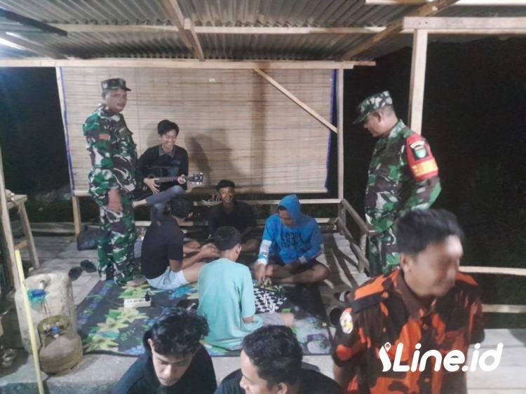 Memperkuat Pembinaan Teritorial, Personil Koramil 0321-06/TM Rohil Dan Ormas PP Lakukan Patroli Dalam Menjaga Ketertib