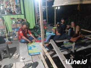 Ikut Sertakan Warga Setempat, Personil Koramil 0321-06/TM Rohil Dan Ormas PP Laksanakan Patroli Malam Kepos Ronda