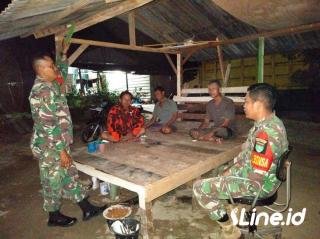 Ajak Warga Jaga Kondusifitas Linkungan, Personil Koramil 0321-06/TM Rohil Dan Ormas PP Lakukan Patroli Malam