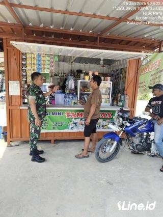 Datangi Pelaku Usaha Mikro Kecil Menengah, Personil Koramil 0321-06/TM Rohil Berikan Pendampingan