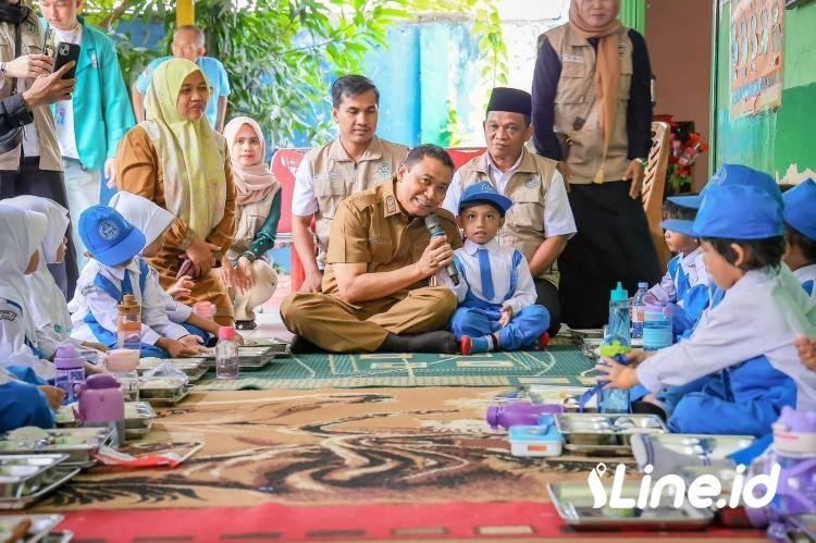 Wawako Pekanbaru Tinjau MBG Perdana, Ingatkan Anak-anak Gemar Makan Sayur