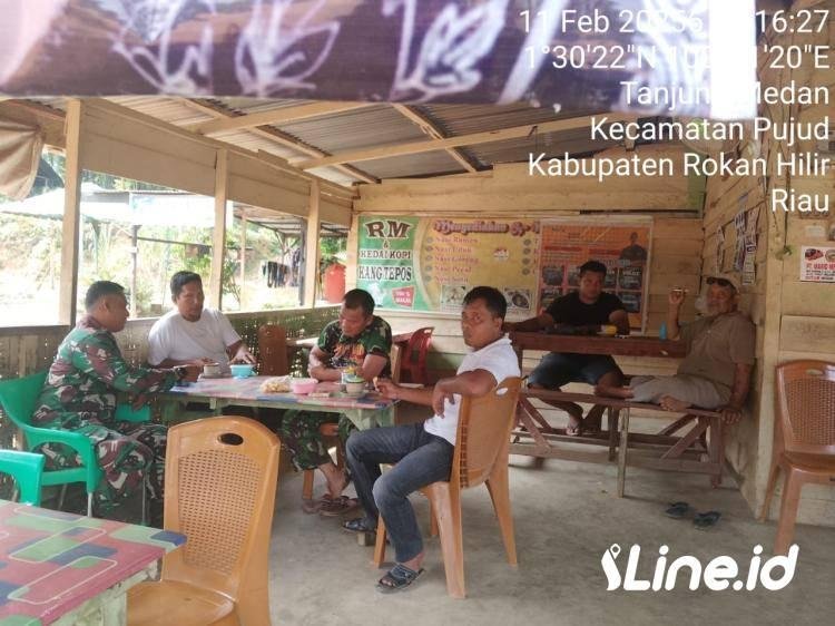 Wujudkan Kebersamaan Dengan Warga Binaan, Personil Koramil 0321-06/TM Rohil Komsos Didesa Binaan