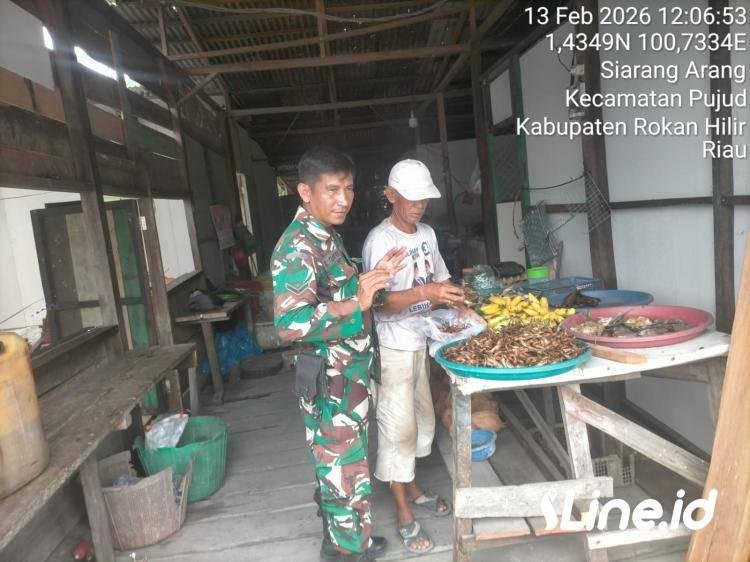 Memiliki Usaha Pembuatan Dan menjual Ikan Salai, Personil Koramil 0321-06/TM Rohil Selalu Memberikan Dukungan Para Pelaku UMKM