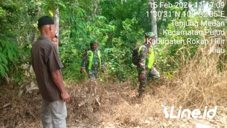 Hindari Munculnya Titik Hotspot, Babinsa Koramil 0321-06/TM Rohil Lakukan Patroli Dan Sosialisasi