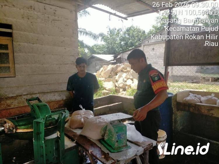 Berikan Pendampingan, Personil Koramil 0321-06/TM Rohil Datangi Pelaku UMKM Pembuatan Bakso