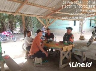 Jalin Komunikasi Yang Baik Dengan Warga Desa Binaan, Personil Koramil 0321-06/TM Rohil Ajak Warga Kompak Jaga Keamanan Wilayah