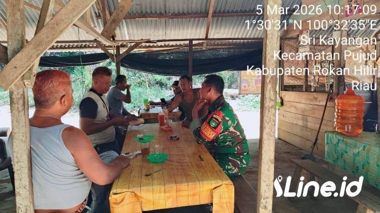 Jaga Stabilitas Desa, Babinsa Koramil 0321-06/TM Rohil Intensifkan Komunikasi Sosial
