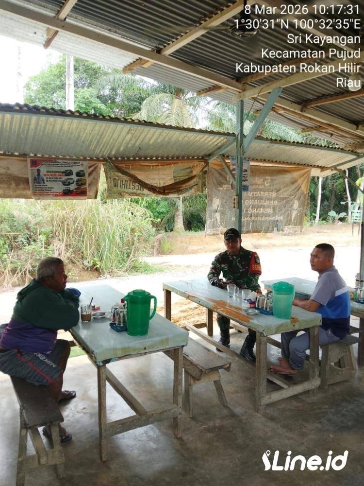 Peran Aktif Babinsa Koramil 0321-06/TM Rohil Laksanakan Komsos Dengan Masyarakat Desa Binaan