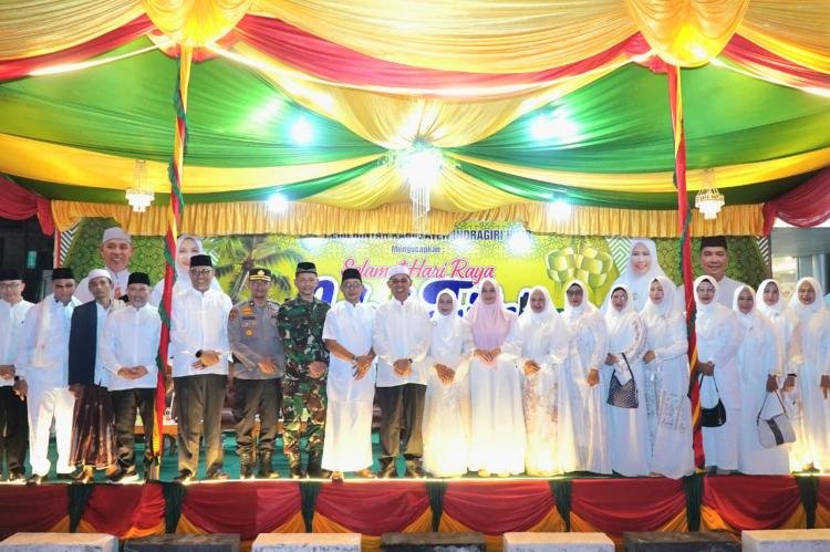 Bupati Herman Resmi Lepas Pawai Takbir, Warga Tembilahan Tumpah Ruah