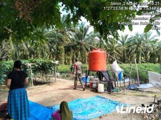 Dukung Pertumbuhan Ekonomi Masyarakat, Personil Koramil 0321-06/TM Rohil Ajak Warga Gunakan Lahan Kosong