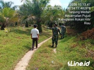 Patroli Ditempat Rawan Karhutla, Personil Koramil 0321-06/TM Rohil Sosialisasikan Bahaya Dari Membakar Hutan Dan Lahan