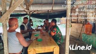 Jaga Stabilitas Desa, Babinsa Koramil 0321-06/TM Rohil Intensifkan Komunikasi Sosial