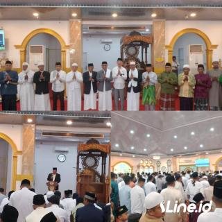 Ribuan Jamaah Padati Masjid Agung Al-Ikhlas, Bupati Bistamam Ajak Perkuat Ukhuwah di Hari Raya Idul Adha