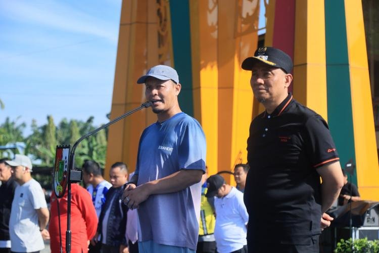 Gotong Royong Bersama Petugas Kebersihan, Agung Nugroho Pastikan Drainase Berfungsi Optimal