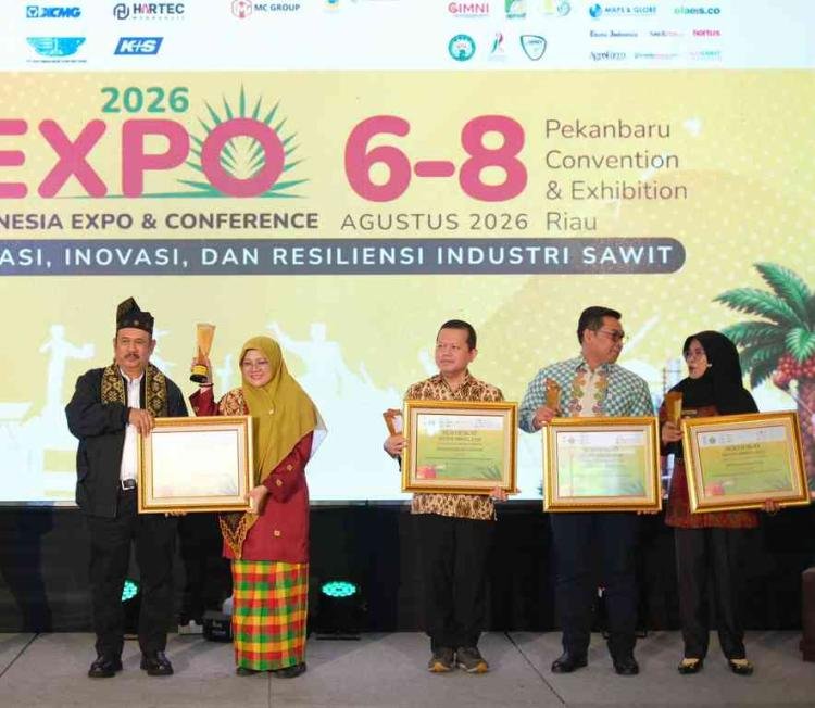 Bupati Siak Afni Raih SIEXPO Award 2026 atas Kepedulian terhadap Petani Sawit