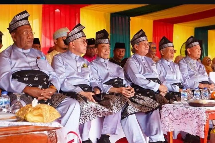 Hadiri Apel Hari Jadi Provinsi Riau ke-69, Mantan Gubri Berpakaian Seragam