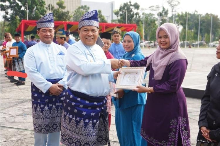 Plt Gubri Meriahkan Apel Hari Jadi Provinsi Riau dengan Penyerahan Hadiah