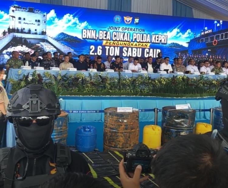 BNN Ungkap Kaitan Jaringan 2,6 Ton Methamphetamine Cair dengan Kasus Ketamin 1,3 Ton