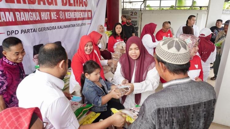 Gerindra Kalsel Bagikan 400 Paket Beras di Tengah Kabut Asap Karhutla