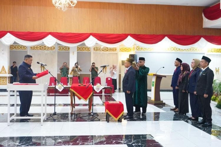 Plt Gubri Lantik Lima Komisioner KI Riau Periode 2026–2030