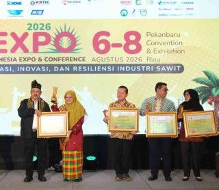 Bupati Siak Afni Raih SIEXPO Award 2026 atas Kepedulian terhadap Petani Sawit