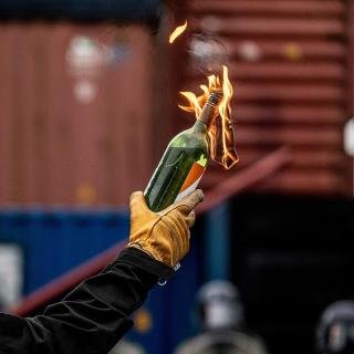 Pria Diamankan Dugaan Pelemparan Molotov ke Pos Lantas di Surabaya