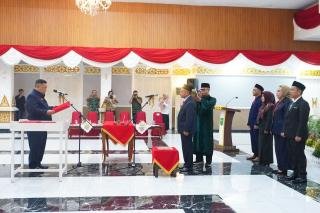 Plt Gubri Lantik Lima Komisioner KI Riau Periode 2026–2030