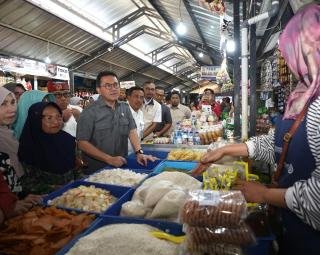 Mendag Pastikan Harga Bapok di Pasar Rogojampi Sesuai Acuan Pemerintah