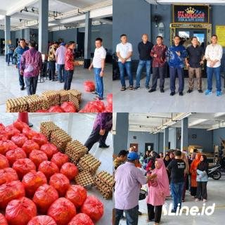 Anniversary ke-11, New Paragon Pekanbaru Berbagi Sembako dengan Warga